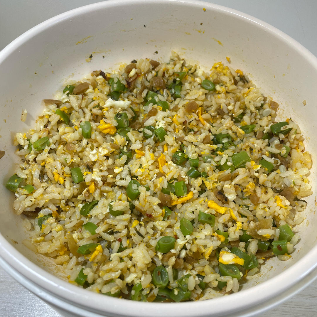 真没想到外婆菜跟四季豆一起炒，简单又下饭，尤其是放点肉沫