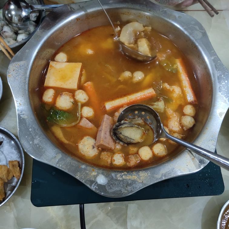 冬天第一顿火锅安排上了吗？热气腾腾的麻辣火锅走起