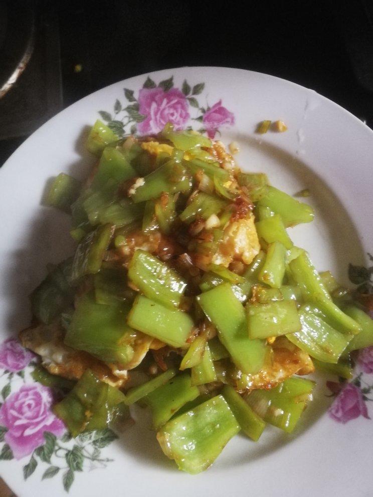 厨师长教你：“青椒炒荷包蛋”的家常做法，味道很赞先收藏起来