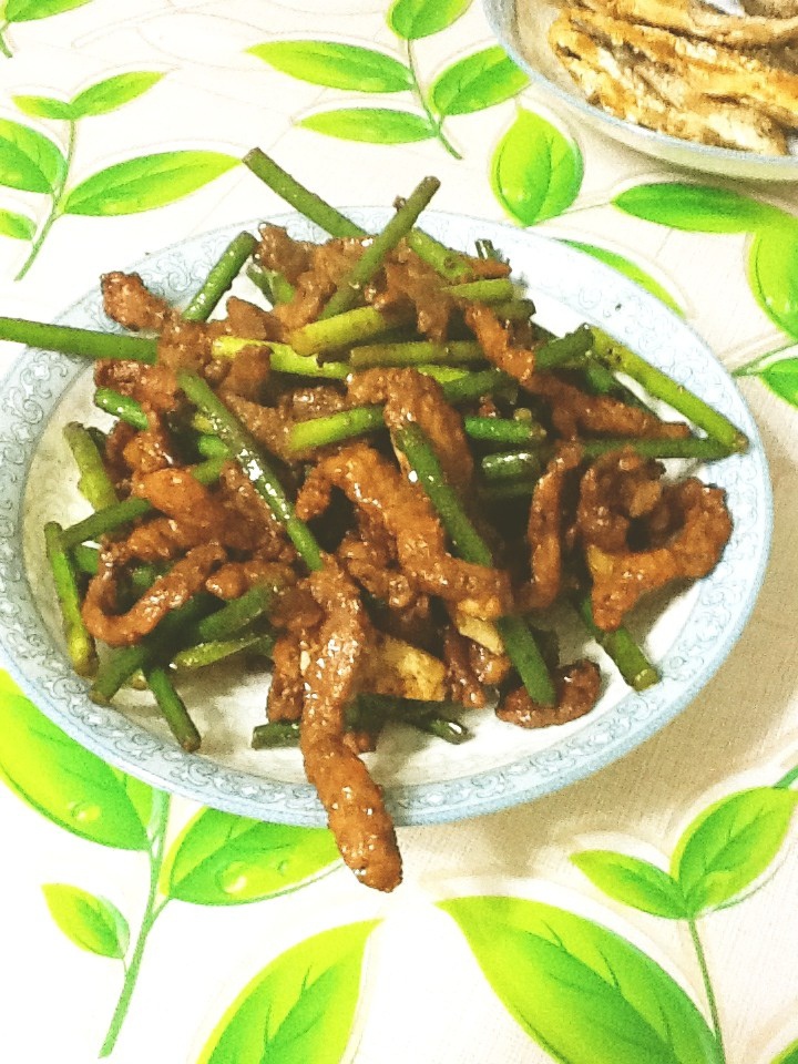 蒜苔炒肉丝