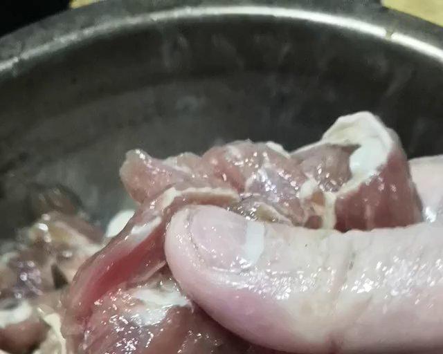 嫩牛肉（火锅店那种）麻辣的话撒辣椒面就行的做法