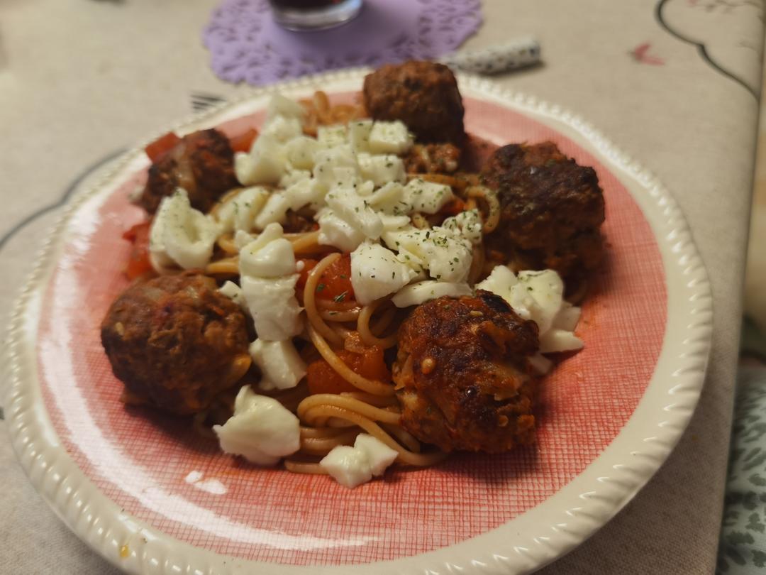 家庭西餐🍝辣味蕃茄肉丸意面🤩享受大口吃肉