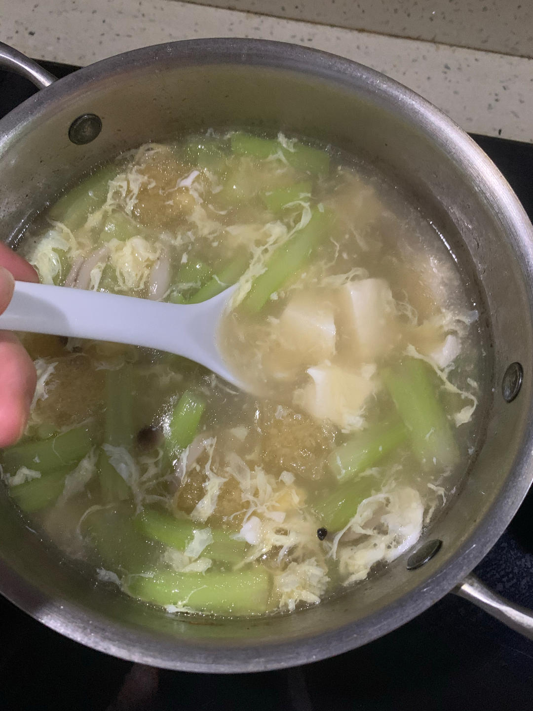 海鲜菇豆腐汤，超简单，晚上喝一碗暖暖的🍲