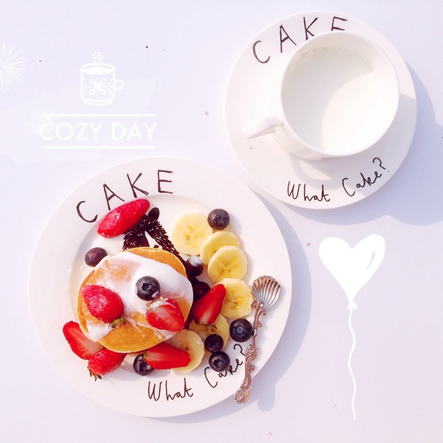 【酸奶松饼yogurt pancake】，搭上黑莓果酱和枫糖的美味。