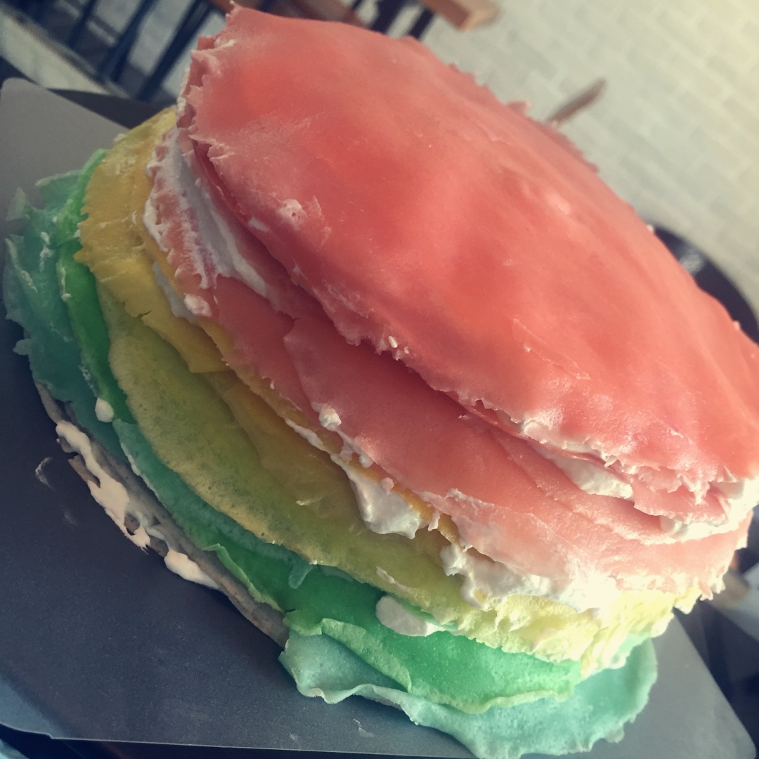 彩虹鲜奶可丽饼千层蛋糕