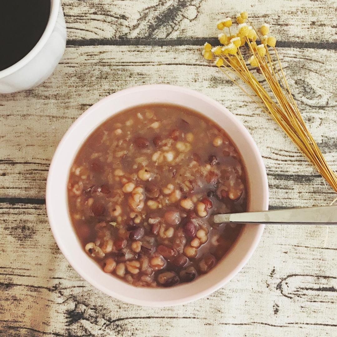 红豆薏米粥 (Red Bean and Pearl Barley Congee)