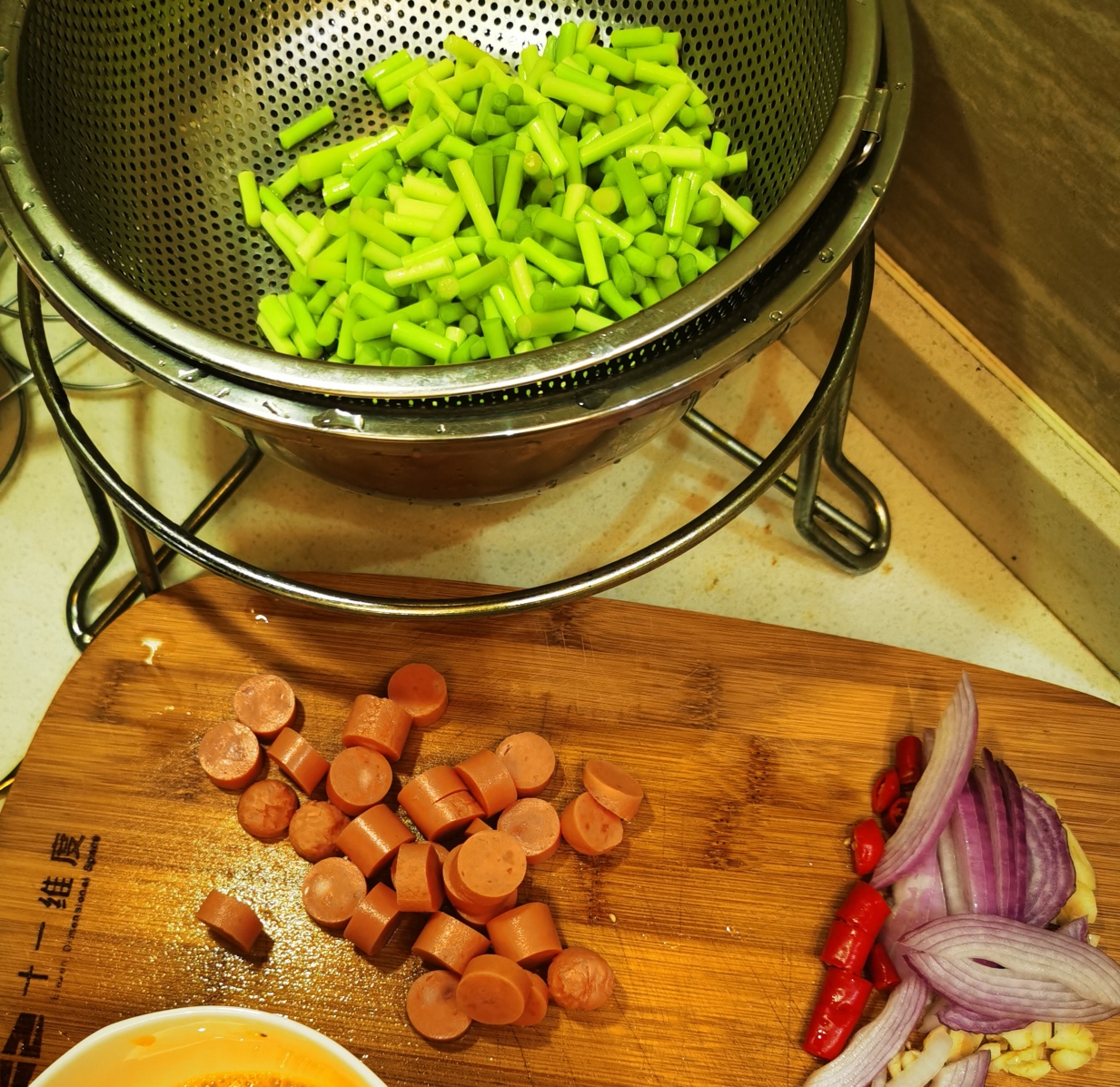 下饭菜——蒜苔肉糜火腿肠的做法 步骤2