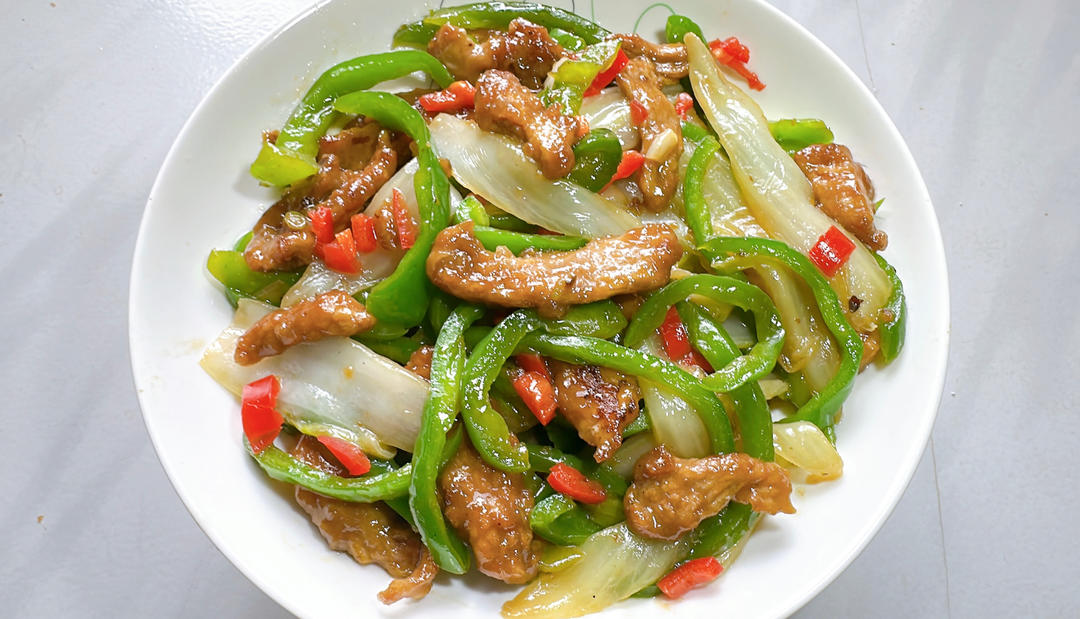 妈妈下厨做的青椒白菜炒肉会是怎样的味道？