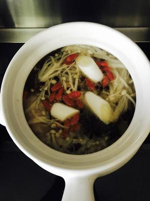 鸡腿菌菇汤的做法 步骤3