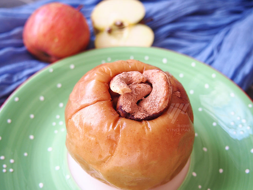 健康低卡，圣诞节的坚果肉桂烤苹果