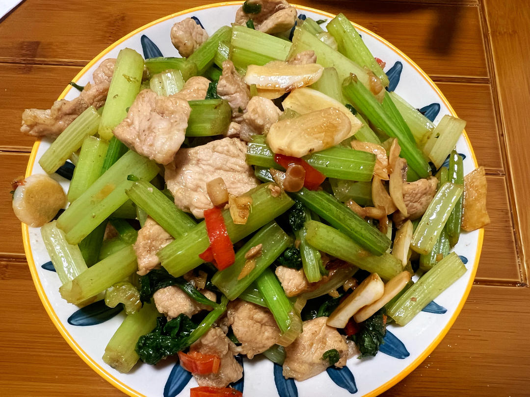 猪肉炒芹菜（小时候的家常菜）