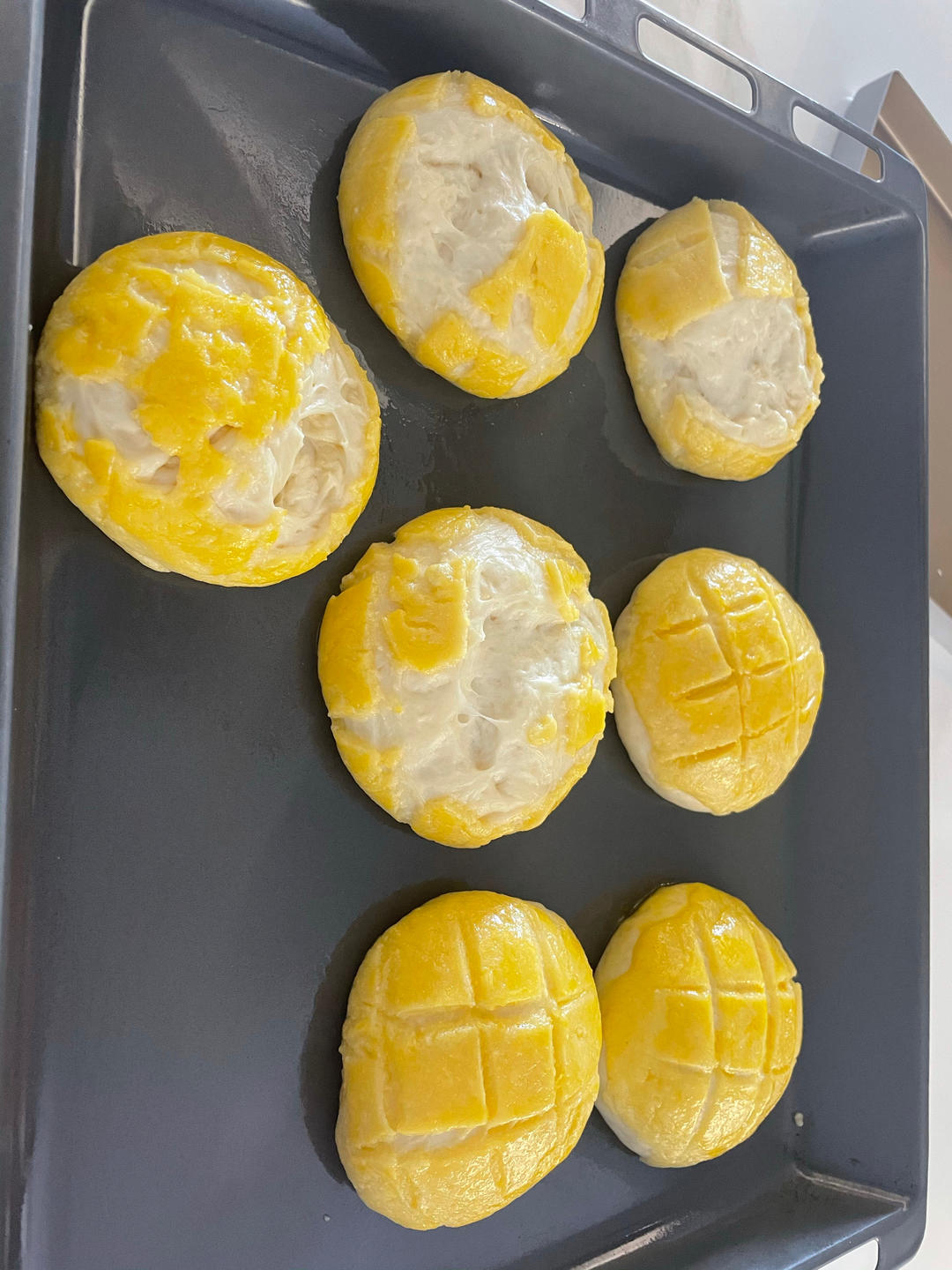 好吃到炸裂的港式菠萝包（附带制作酥皮的小视频）