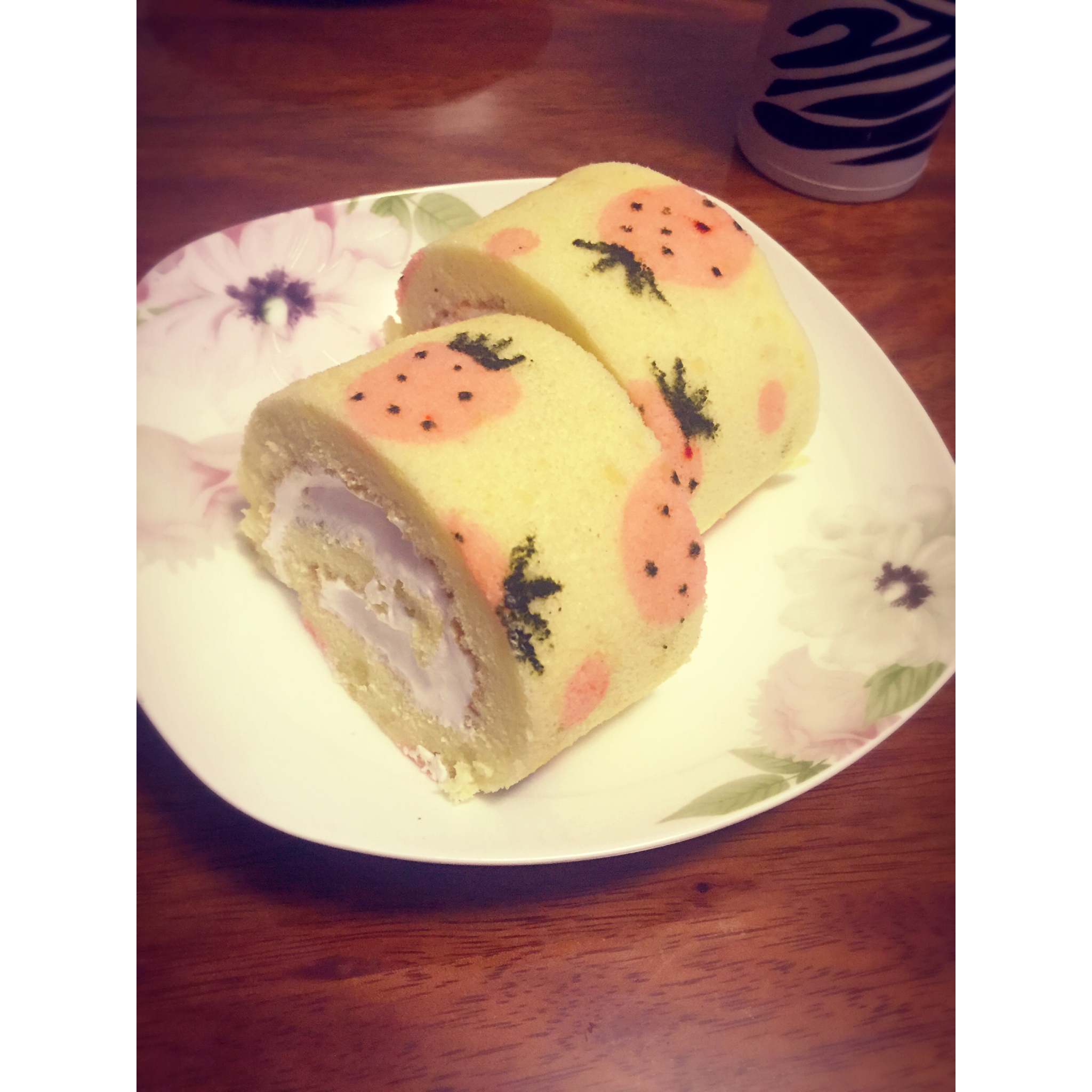 彩绘草莓蛋糕卷