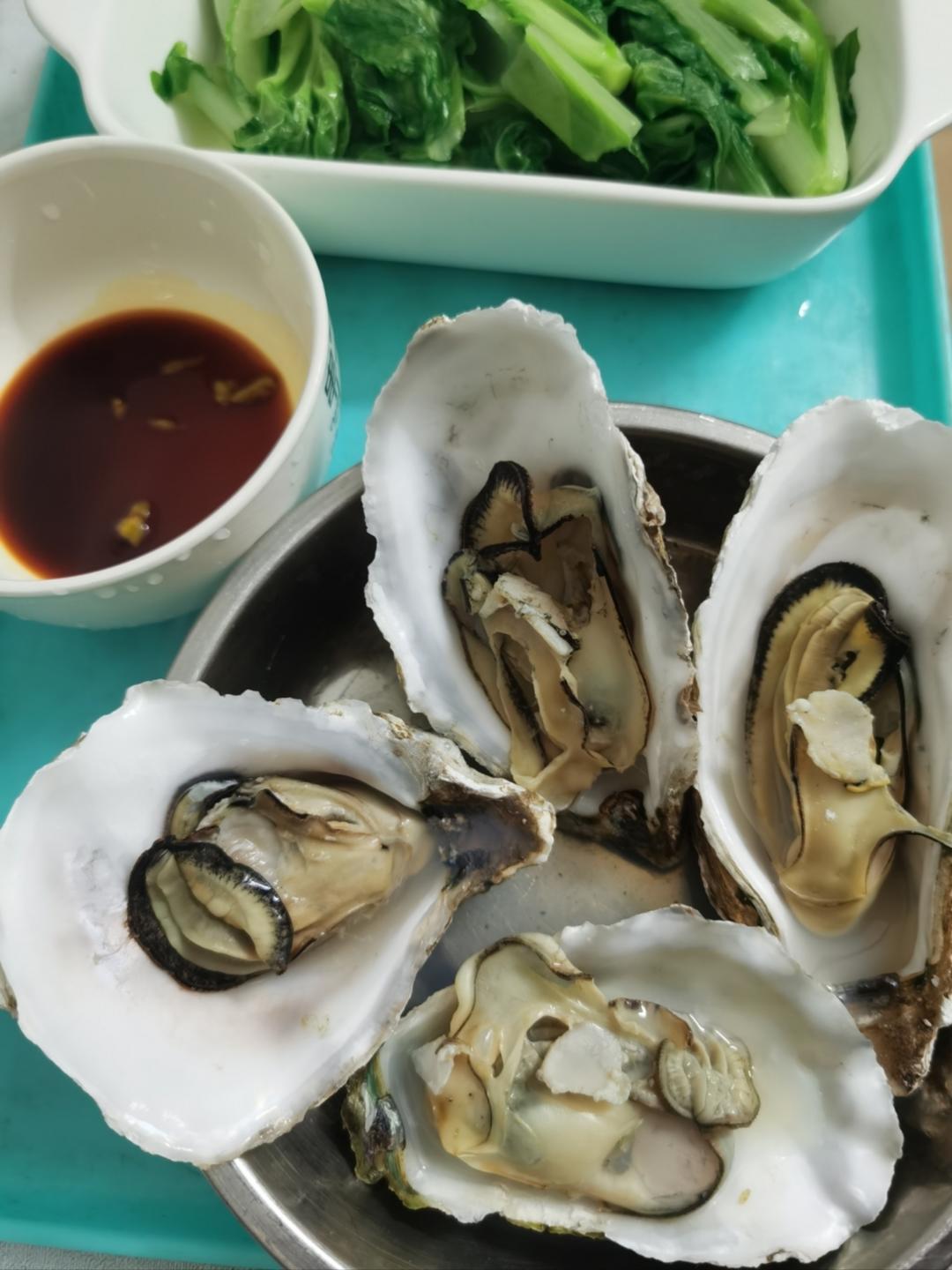 清蒸带壳生蚝（蘸料用酱油和芥末）