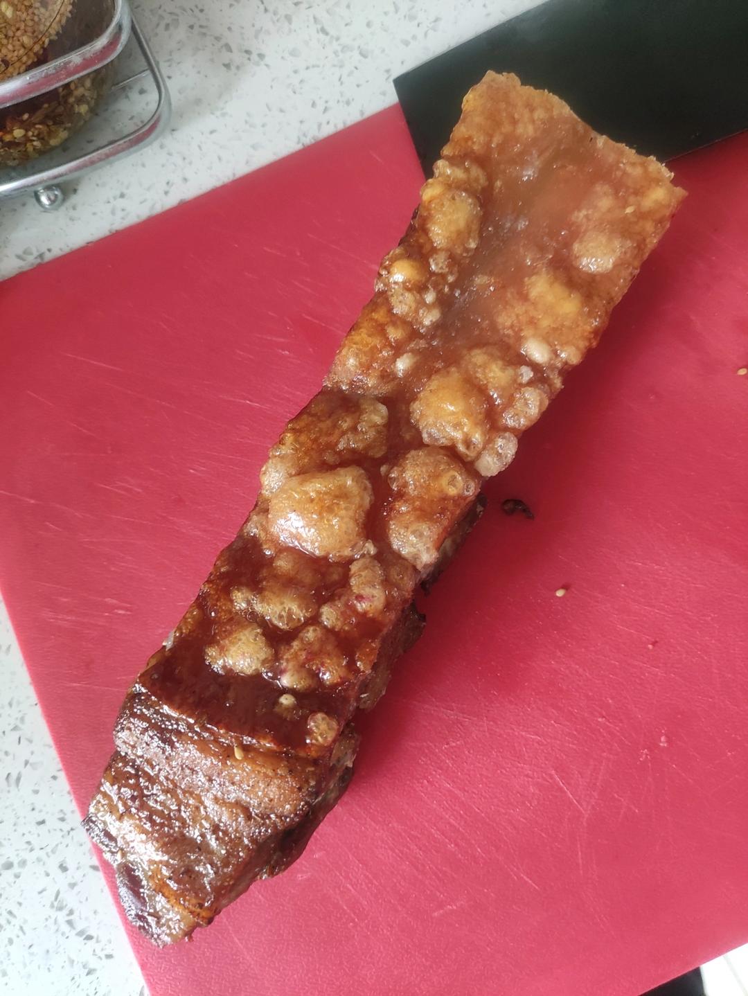 脆皮烧肉，皮酥脆、肉甘香，生烧做法