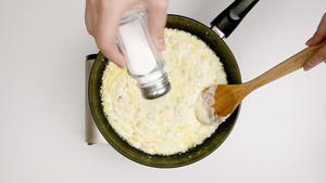 黑酱-墨鱼汁酱 与 白酱-奶油蘑菇酱的做法 步骤9