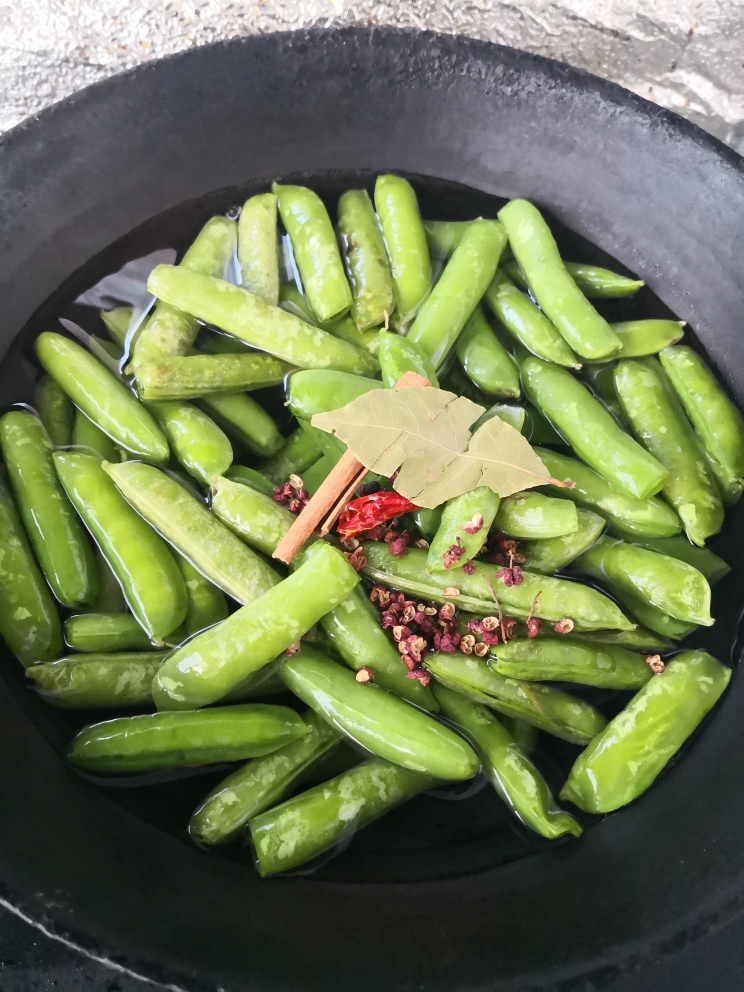 好吃的煮豌豆荚的做法 步骤4