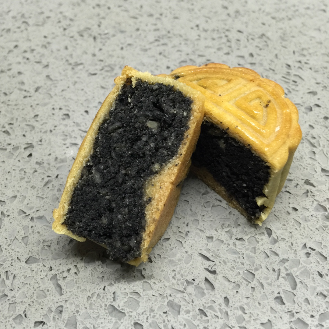 广式月饼—蛋黄芝麻月饼