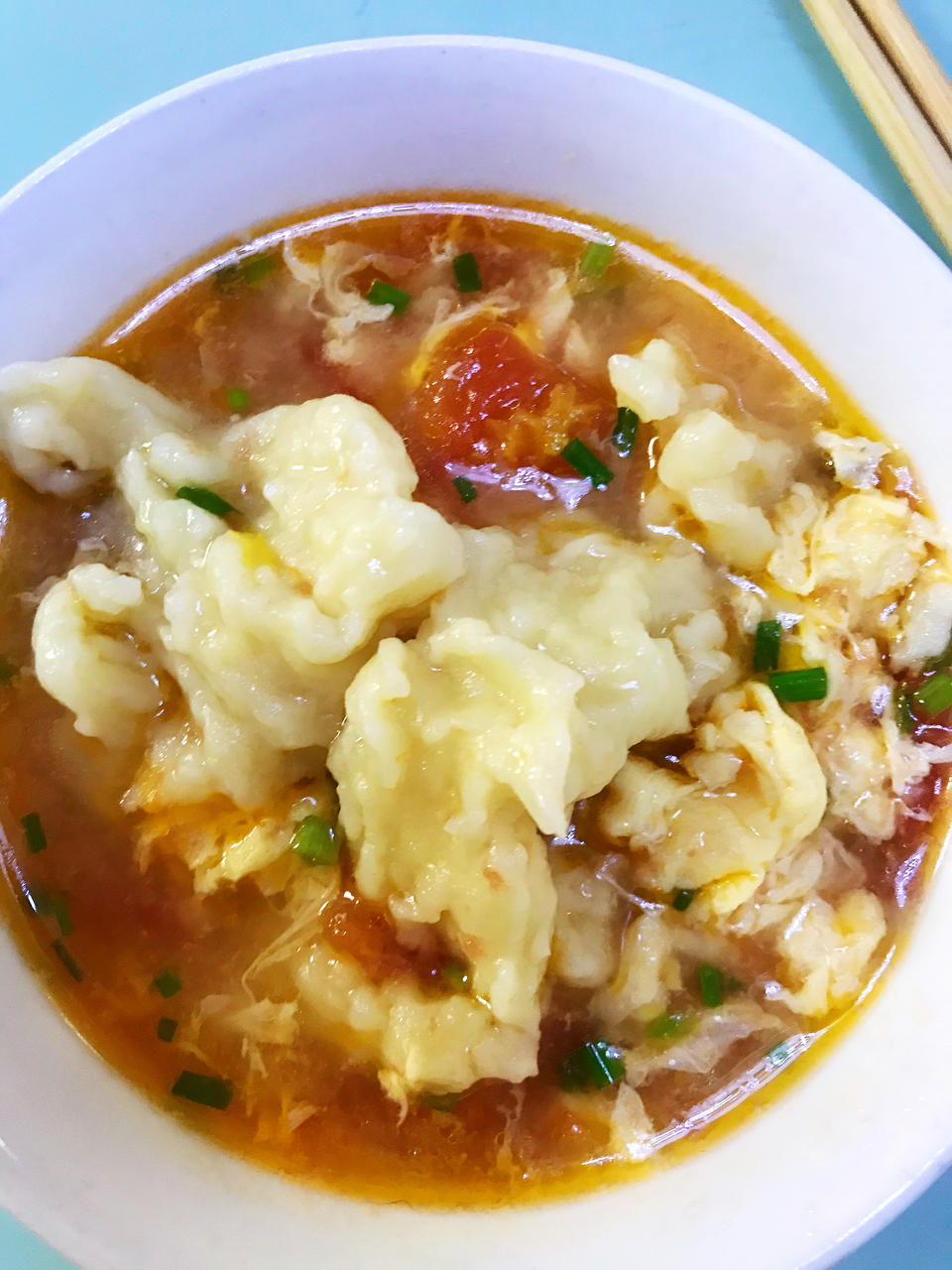 不用揉面就能吃的美味面食——西红柿小鱼面疙瘩