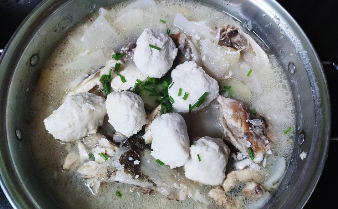 厨师长教你：“鱼丸火锅”的正宗做法，汤浓肉鲜，很适合老人孩子