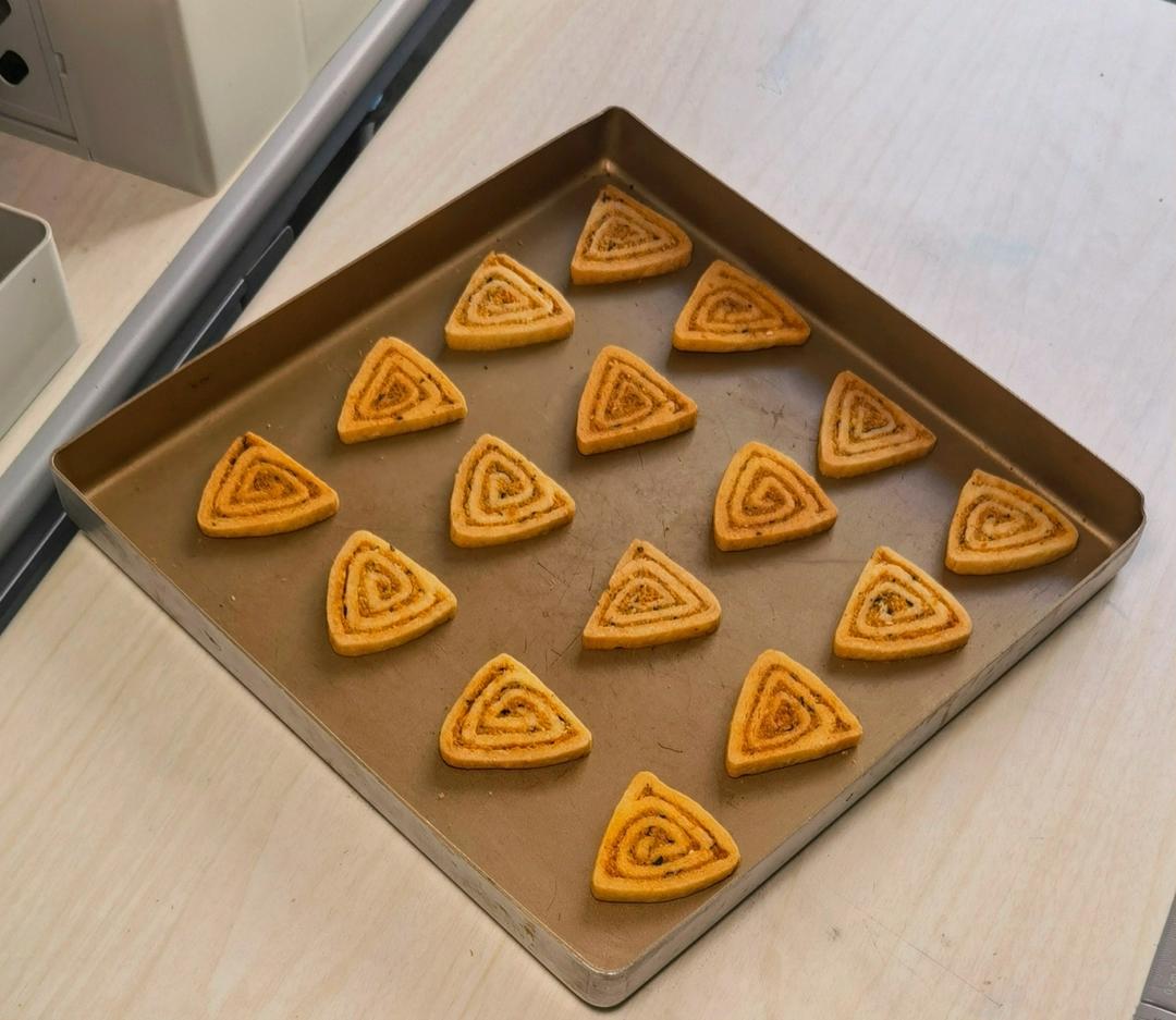 咸蛋黄海苔肉松小三角饼干