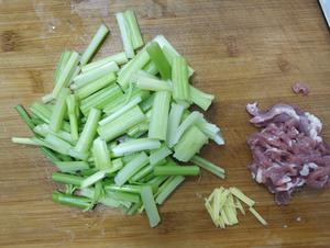 醋溜绿豆芽芹菜的做法 步骤1