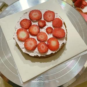 外表小清新，内心超浓郁的巧克力草莓蛋糕（不需要抹面）的做法 步骤4