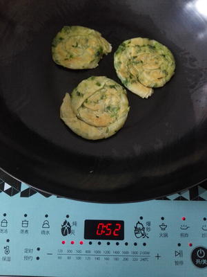 饺子云吞皮版葱油饼（非不粘锅）的做法 步骤13