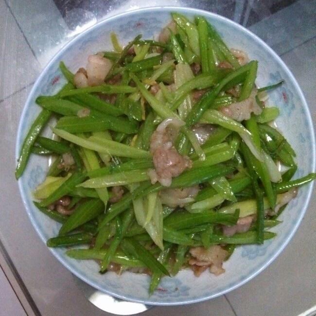 芹菜烧肉的做法