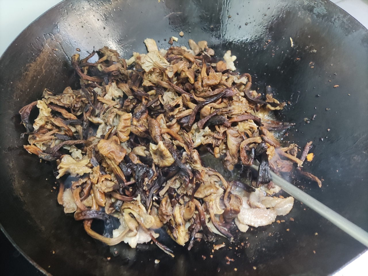 榛蘑炒肉的做法 步骤4
