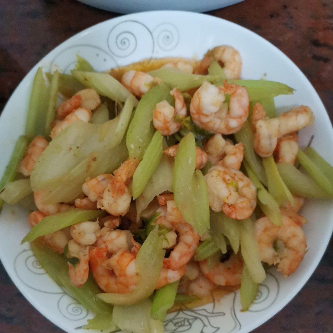 超级嫩的西芹吃法（西芹虾仁），小朋友也可以吃很多