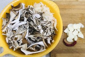 新品蘑菇·清炒的做法 步骤2