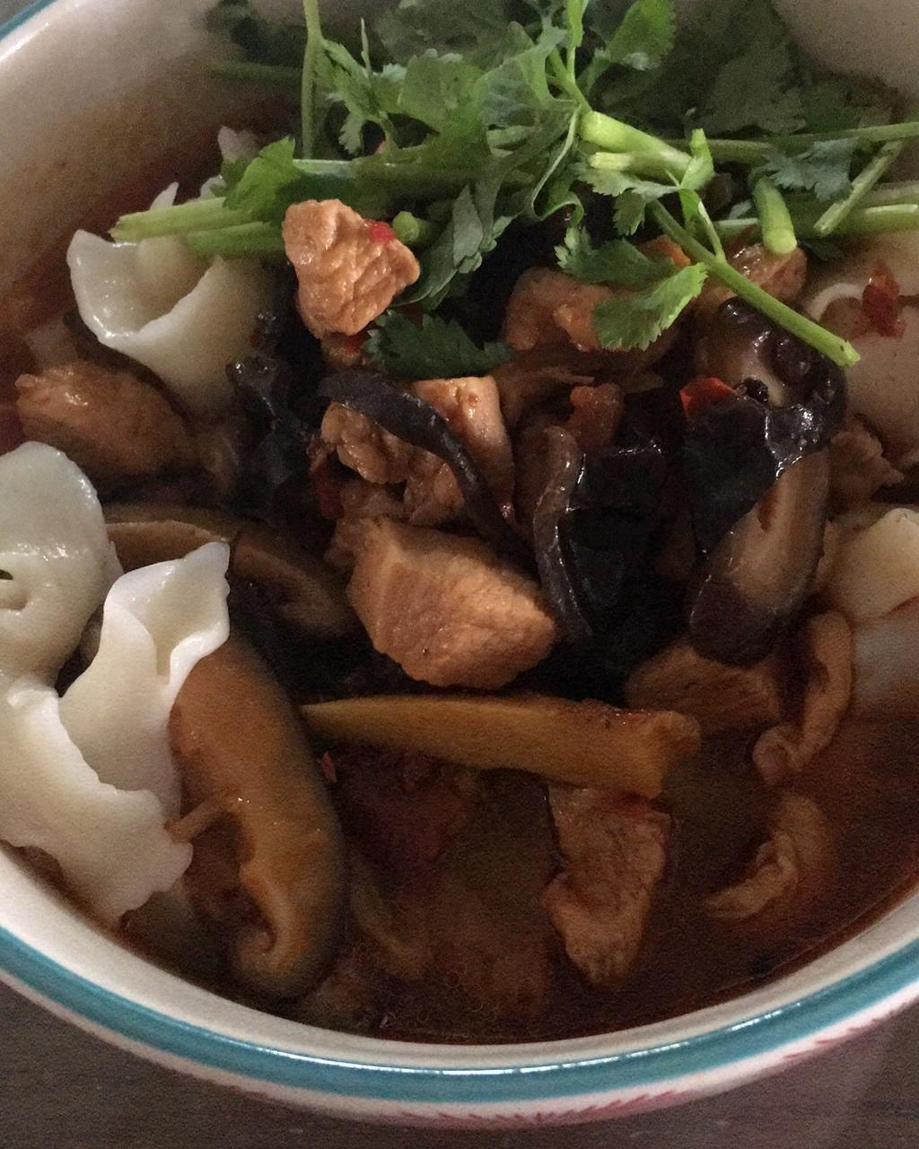 香菇鸡丁米线