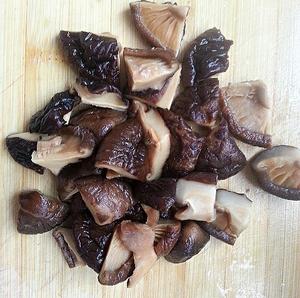 红酒香菇炖猪蹄的做法 步骤3