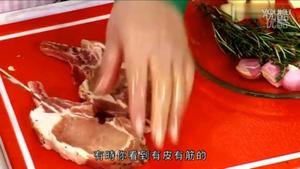 香草煎厚切猪扒的做法 步骤2