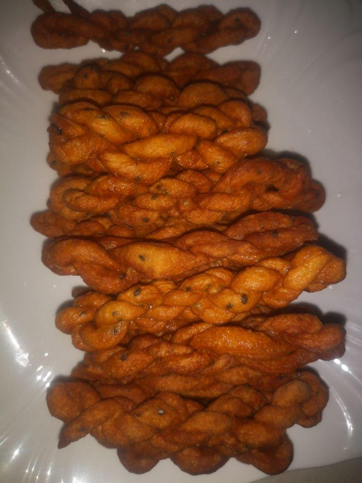 又香又酥鸡蛋小麻花，适合不爱甜食的你
