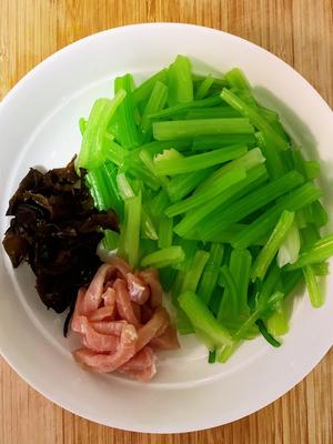 好吃好做的下饭菜－芹菜炒肉丝的做法 步骤1