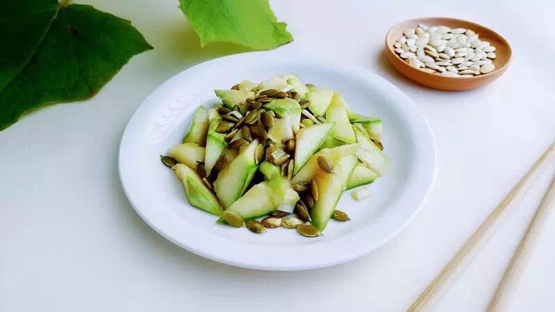 西葫芦炒南瓜子的做法