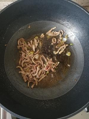 黄花菜炒肉丝的做法 步骤2