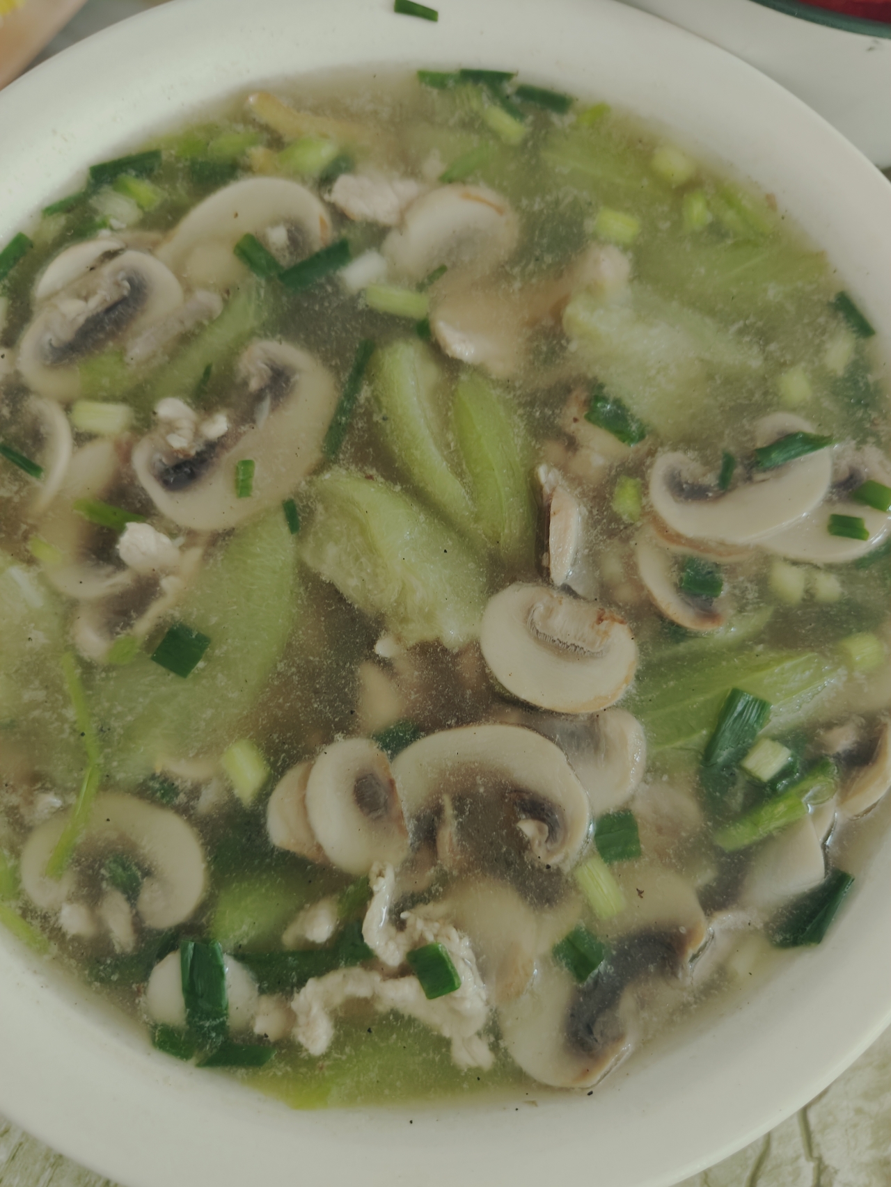 汤鲜味美！适合天热喝的刮油神汤～丝瓜蘑菇汤