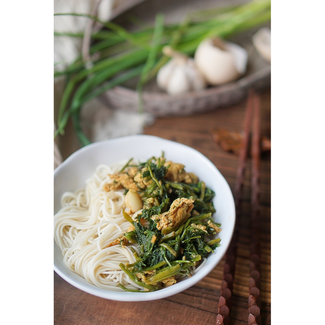 靴子熊猫做的茴香鸡蛋面