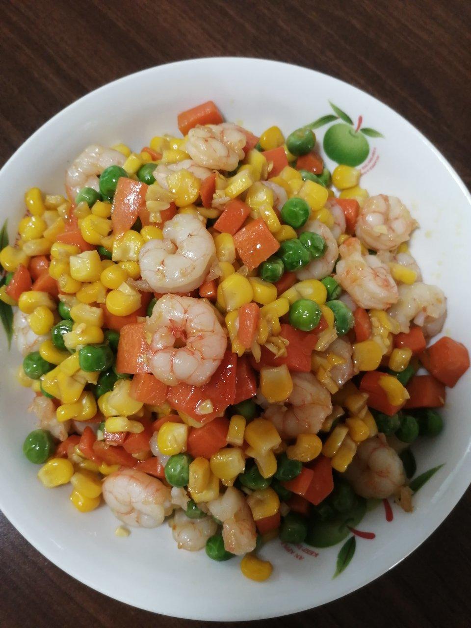 青豆，胡萝卜，玉米炒虾仁。