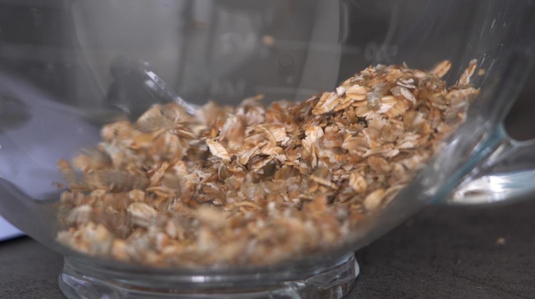 自制燕麦片｜看着燕麦粒被压成燕麦片的过程，真的好解压啊！的做法 步骤5