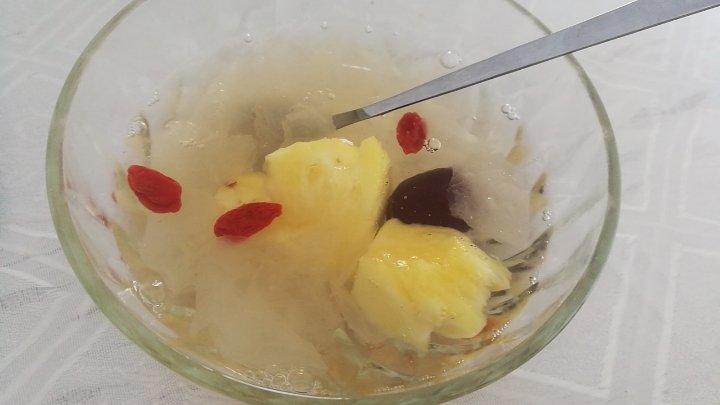 银耳菠萝红枣汤，甜甜的很养胃