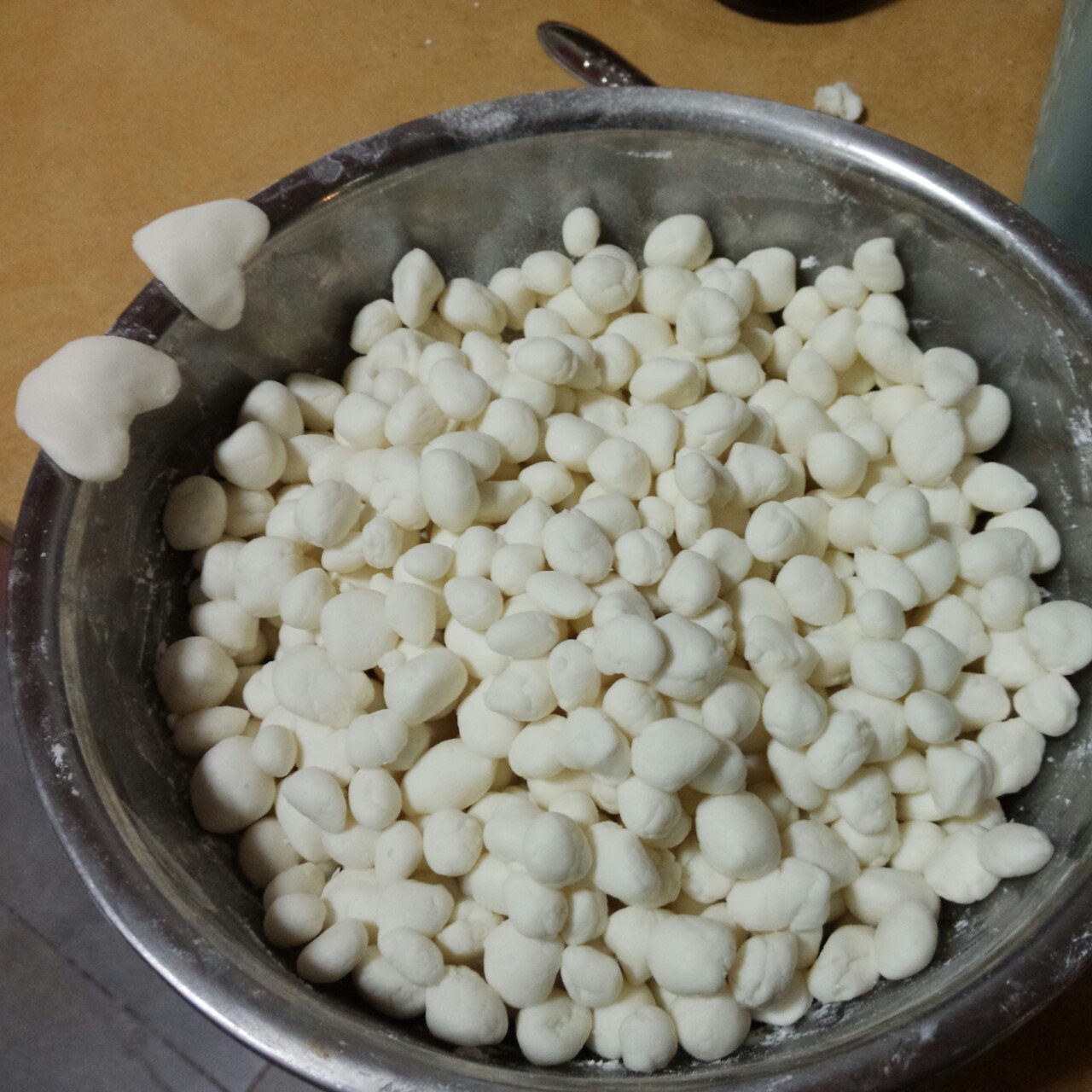 如何快速搓小汤圆且汤圆堆放在一起相互之间不粘连？