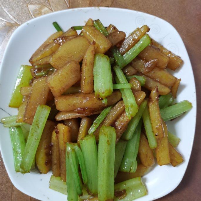 土豆炒芹菜