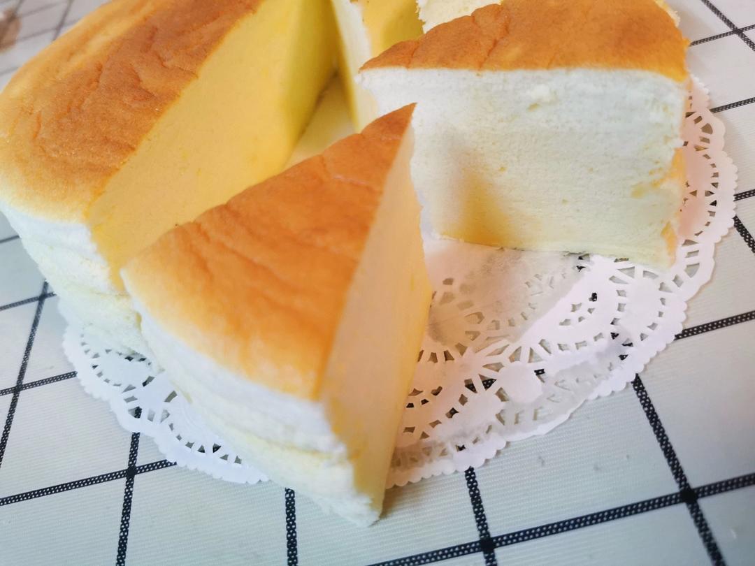 用市售普通八连杯酸奶做比豆腐还嫩的酸奶蛋糕，云朵般轻盈