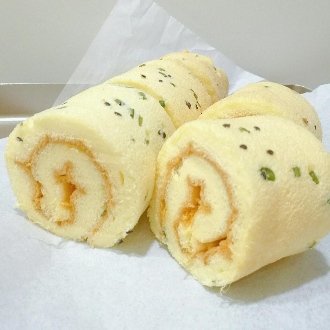 撒满肉松和香葱来块咸香的点心—香葱辣松蛋糕卷