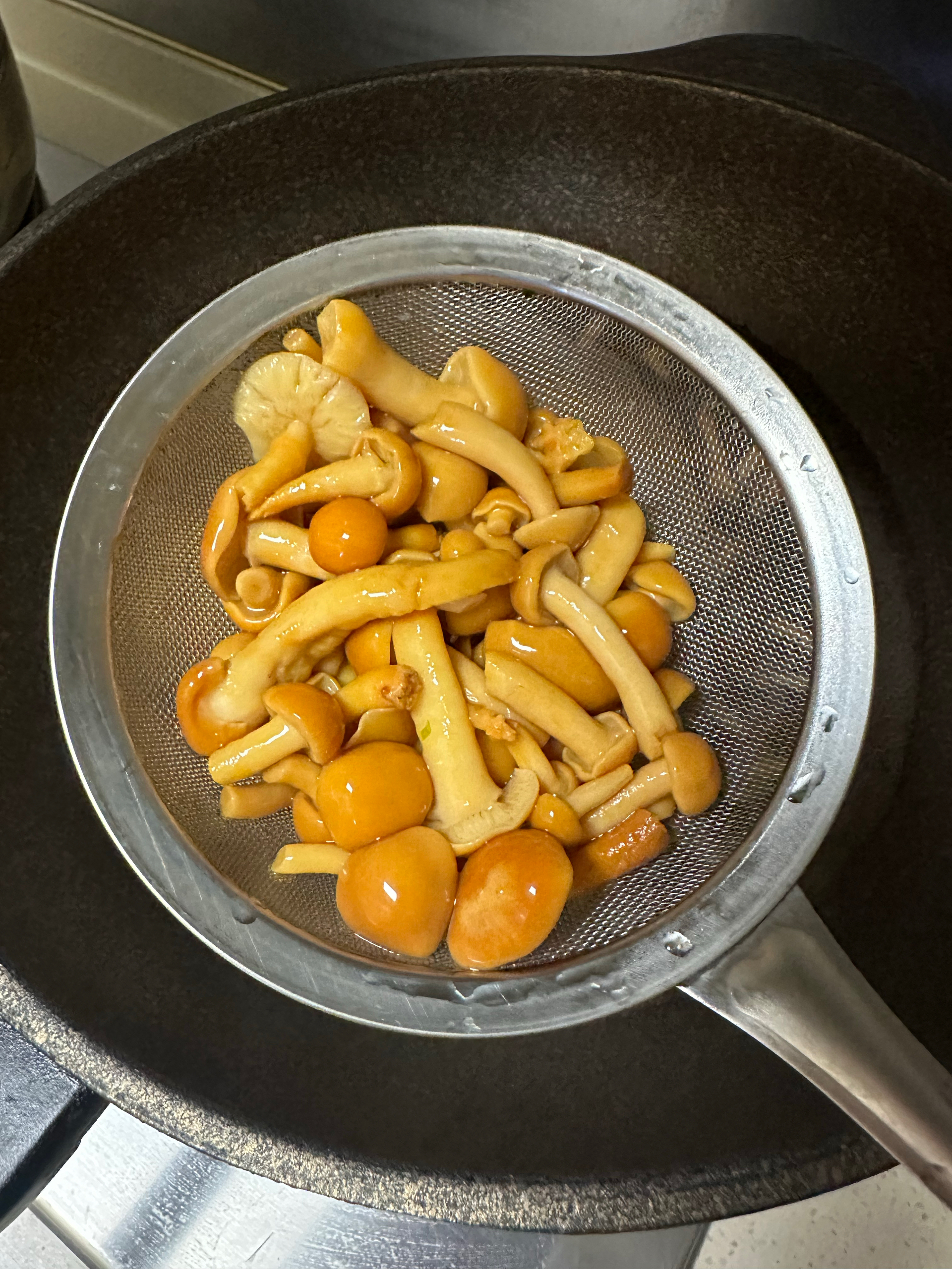 豌豆滑子菇的做法 步骤1