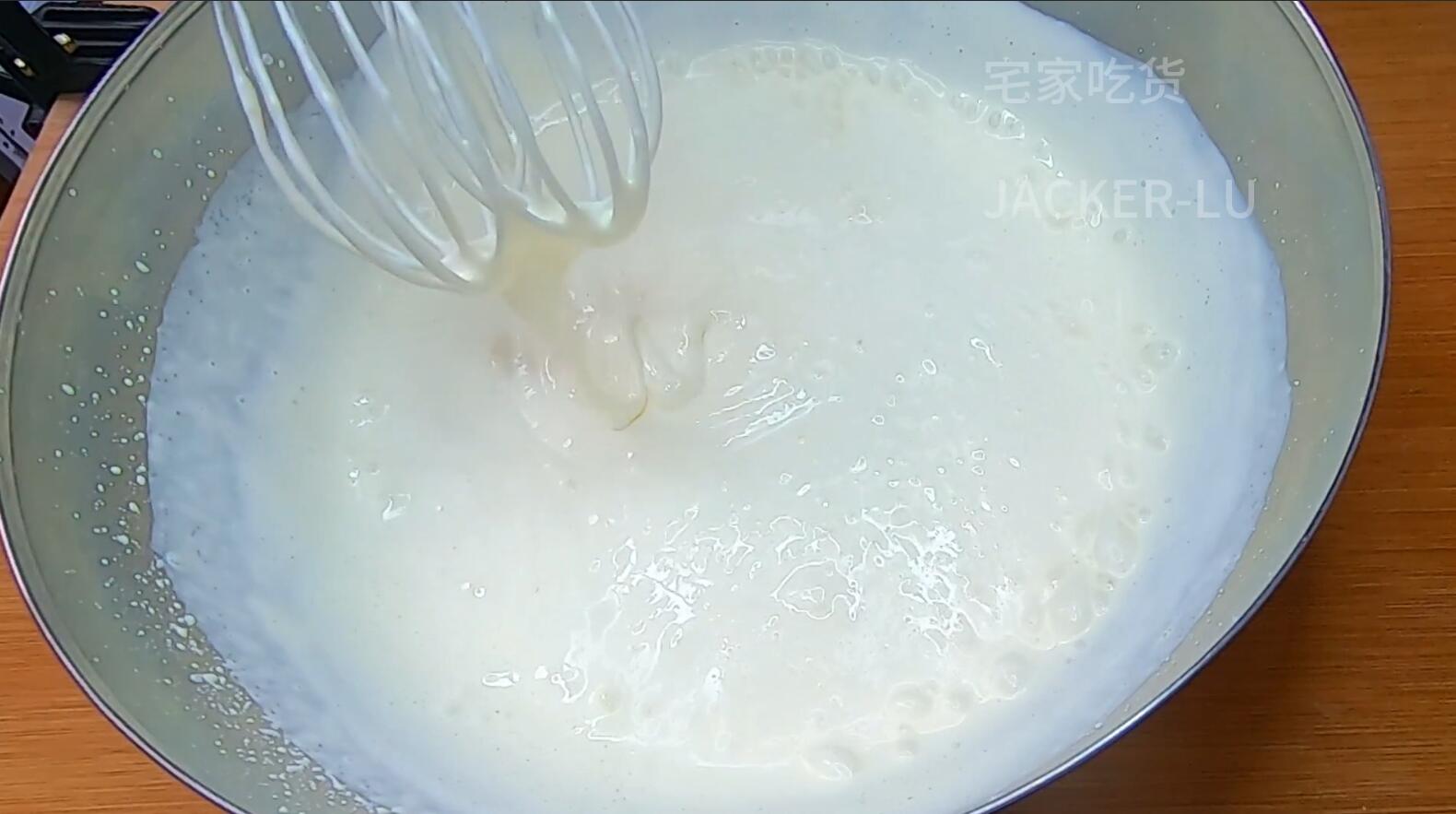 香草冰淇淋，超简单零失败，不输给哈根达斯的口感，消耗淡奶油无蛋黄，丝滑口感加上浓浓的奶香味。的做法 步骤2